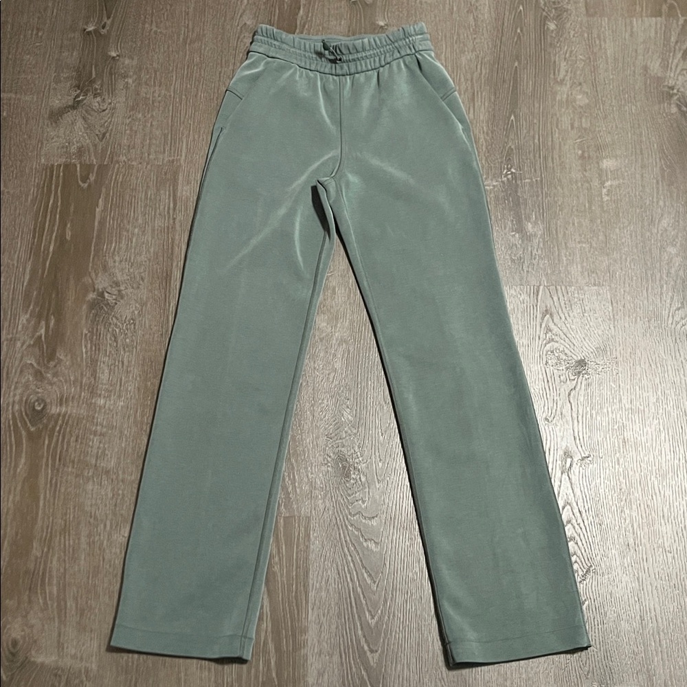 Lululemon Softstreme High-Rise Pant
Smoked Spruce Size 0 - Picture 2 of 7